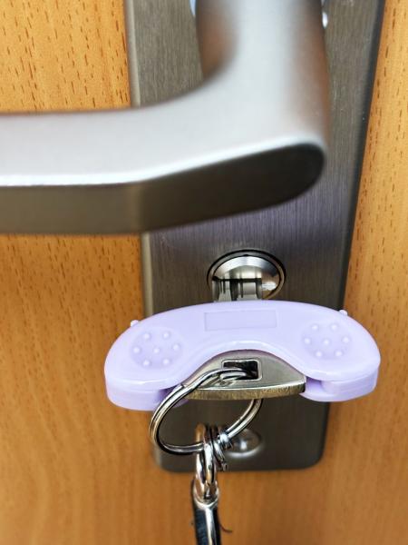 Ein Anwendungsbeispiel zeigt die Schlüsseldrehhilfe im Einsatz.